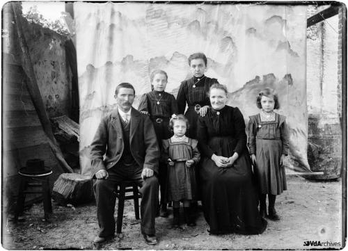 Jean Fusanotti, Famiglia in posa, 1910, Negativo gelatina-bromuro su lastra di vetro, CC BY-NC-SA