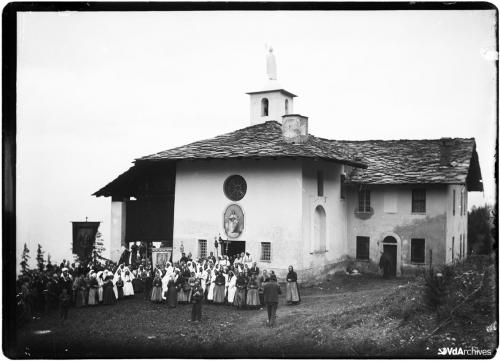 Jean Fusanotti, Pellegrinaggio all'eremo di San Grato a Charvensod, 1905 circa, Negativo gelatina-bromuro su lastra di vetro, CC BY-NC-SA