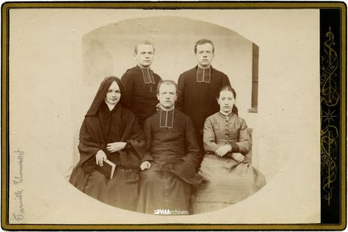 Autore non identificato, Fratelli in posa, 1895 circa, Stampa all'albumina, CC BY-NC-SA