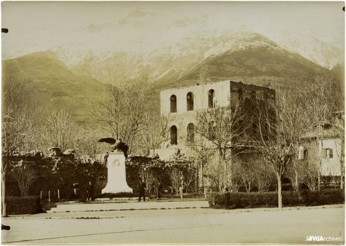 Autore non identificato, Mura romane, monumento al re Umberto I di Savoia e torre del Pailleron ad Aosta, 1915 circa, Stampa gelatina-bromuro, CC BY-NC-SA
