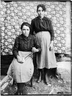 Jean-Baptiste Gontier, Sorelle in posa, 1923 circa, Negativo gelatina-bromuro su lastra di vetro, CC BY-NC-SA