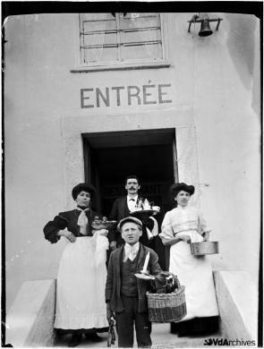 Jean-Baptiste Gontier, Personale in posa davanti all'albergo ristorante Pétey di Oyace, 1911, Negativo gelatina-bromuro su lastra di vetro, CC BY-NC-SA