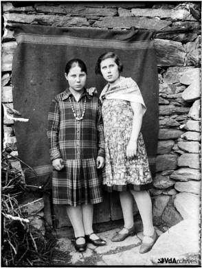 Jean-Baptiste Gontier, Ragazze in posa, 1935 circa, Negativo gelatina-bromuro su lastra di vetro, CC BY-NC-SA