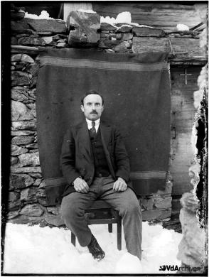 Jean-Baptiste Gontier, Uomo in posa, 1935 circa, Negativo gelatina-bromuro su lastra di vetro, CC BY-NC-SA