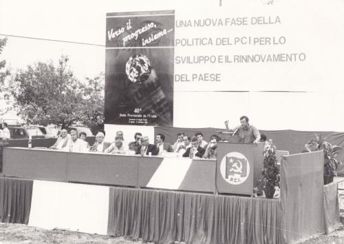 Il segretario della federazione PCI di Reggio Emilia Vincenzo Bertolini parla al pubblico, 1985, CC BY-NC-ND