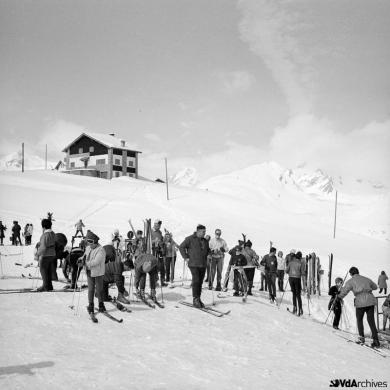 Giuseppe Lucca, Sciatori sulle piste a La Thuile, 1975 circa, Negativo gelatina-bromuro su pellicola, CC BY-NC-SA