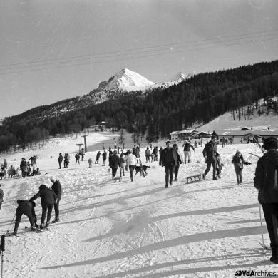 Giuseppe Lucca, Turisti sulle piste di sci a Pila, 1975 circa, Negativo gelatina-bromuro su pellicola, CC BY-NC-SA