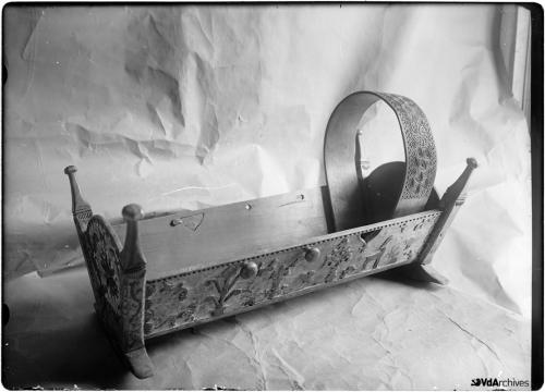 Jules Brocherel, Culla esposta alla Mostra d'arte popolare valdostana ad Aosta, 1936, Negativo gelatina-bromuro su lastra di vetro, CC BY-NC-SA