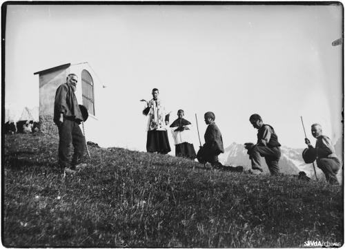 Jules Brocherel, Benedizione dell'alpeggio a Courmayeur, 1905 circa, Negativo gelatina-bromuro su lastra di vetro, CC BY-NC-SA