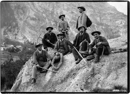 Jules Brocherel, Guide alpine di Courmayeur in posa, 1909, Negativo gelatina-bromuro su lastra di vetro, CC BY-NC-SA