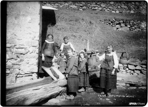 Luigi Broggi, Donne in costume tradizionale a Cogne, 1910 circa, Negativo gelatina-bromuro su lastra di vetro, CC BY-NC-SA