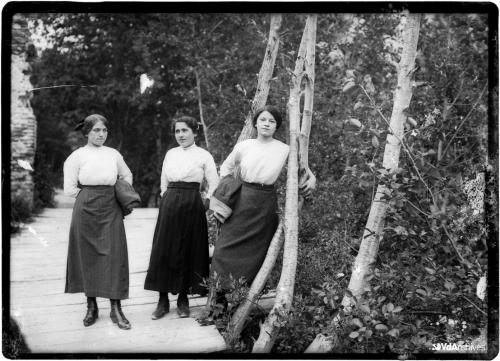 Jules Brocherel, Ragazze a passeggio, 1925 circa, Negativo gelatina-bromuro su lastra di vetro, CC BY-NC-SA