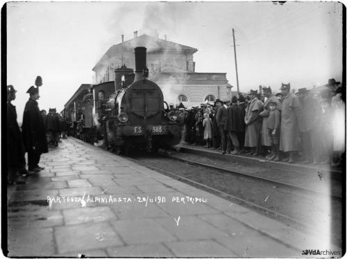 Luigi Broggi, Partenza degli alpini del Battaglione Aosta dalla stazione ferroviaria di Aosta per Tripoli durante la guerra di Libia, 1911, Negativo gelatina-bromuro su lastra di vetro, CC BY-NC-SA