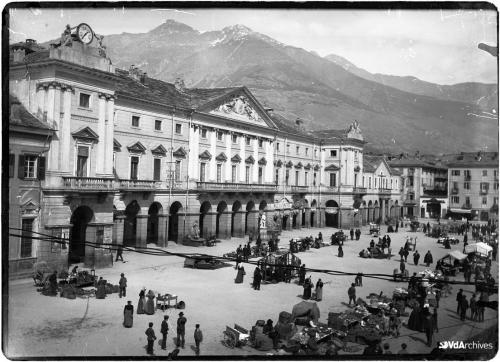 Luigi Broggi, Mercato in piazza ad Aosta, 1909, Negativo gelatina-bromuro su lastra di vetro, CC BY-NC-SA