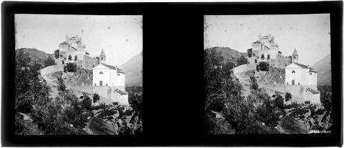 Autore non identificato, Castello e chiesa parrocchiale di Saint-Pierre, 1905 circa, Diapositiva stereoscopica gelatina-bromuro su lastra di vetro, CC BY-NC-SA