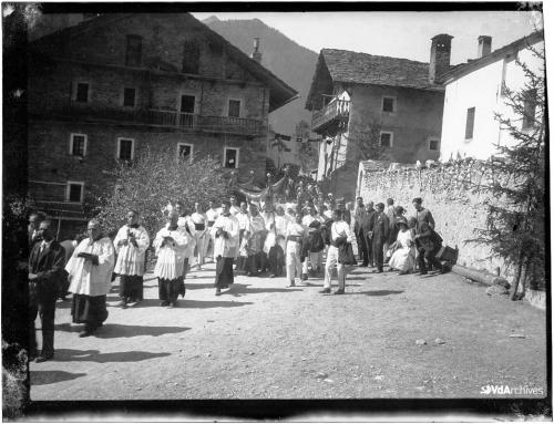François-Jean Baptiste Martinet, Processione del Corpus Domini a Saint-Oyen, 1928, Negativo gelatina-bromuro su pellicola, CC BY-NC-SA