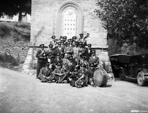 François-Jean Baptiste Martinet, Banda musicale in posa davanti al monumento ai caduti a Étroubles, 1945 circa, Negativo gelatina-bromuro su pellicola, CC BY-NC-SA