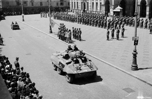 Octave Bérard, Partenza delle truppe americane alleate da Aosta dopo la Liberazione, 1945, Negativo gelatina-bromuro su pellicola, CC BY-NC-SA