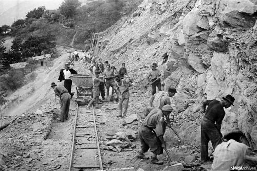 Octave Bérard, Costruzione della strada della collina tra Aosta e Arpuilles, 1949, Negativo gelatina-bromuro su pellicola, CC BY-NC-SA
