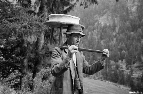 Octave Bérard, Trasporto a valle di una forma di fontina dall'alpeggio a Nus, 1949, Negativo gelatina-bromuro su pellicola, CC BY-NC-SA