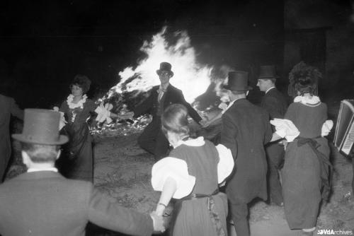 Octave Bérard, Fuochi di San Pietro e Paolo e danza tradizionale a Saint-Pierre, 1966, Negativo gelatina-bromuro su pellicola, CC BY-NC-SA