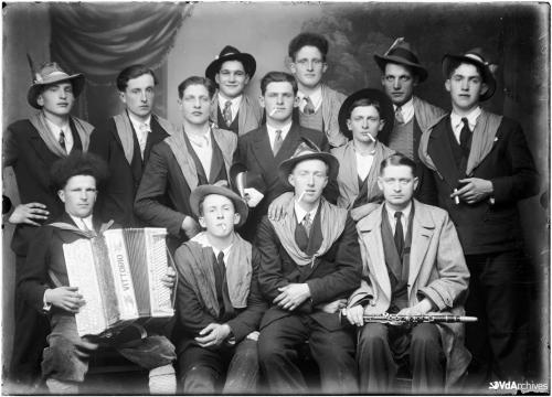 Francesca Nardi, Coscritti in posa, 1945 circa, Negativo gelatina-bromuro su lastra di vetro, CC BY-NC-SA