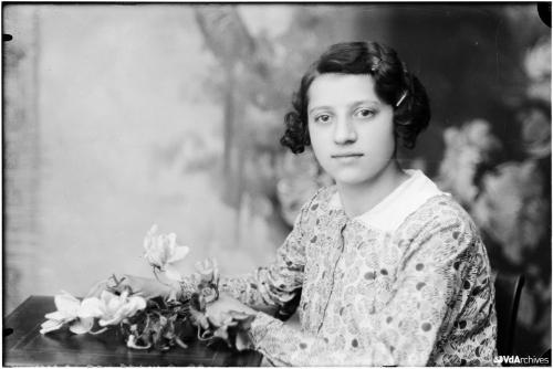 Pietro Pane, Ragazza in posa, 1935 circa, Negativo gelatina-bromuro su lastra di vetro, CC BY-NC-SA