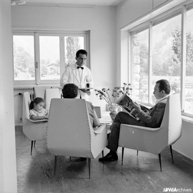 Ottavio Pane, Clienti e cameriere nella sala dell'albergo Méabé di Antey-Saint-André, 1955, Negativo gelatina-bromuro su pellicola, CC BY-NC-SA
