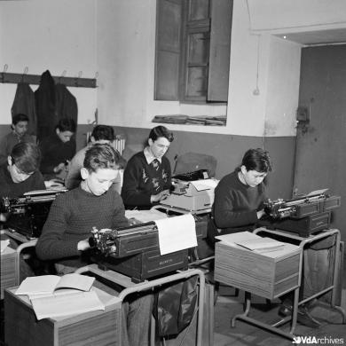 Ottavio Pane, Esercizi di dattilografia presso l'Istituto professionale regionale di Aosta, 1965 circa, Negativo gelatina-bromuro su pellicola, CC BY-NC-SA