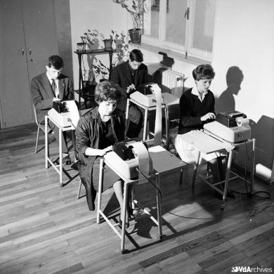 Ottavio Pane, Esercizi di contabilità presso la scuola di avviamento professionale "De Tillier" ad Aosta, 1965 circa, Negativo gelatina-bromuro su pellicola, CC BY-NC-SA