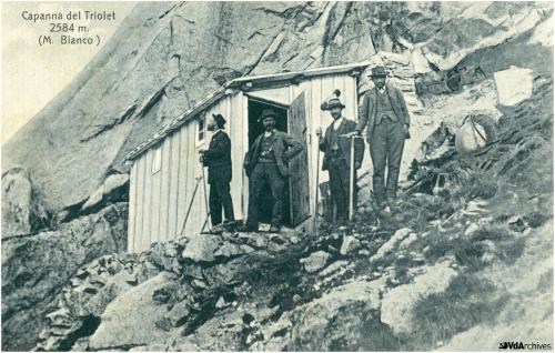 Autore non identificato, Alpinisti alla capanna del Triolet a Courmayeur, 1915 circa, Cartolina postale, CC BY-NC-SA