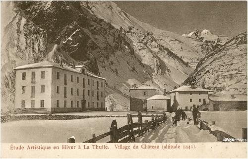 Autore non identificato, Scorcio invernale con la caserma degli alpini a La Thuile, 1895 circa, Cartolina postale, CC BY-NC-SA