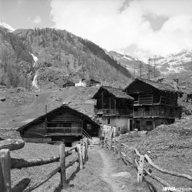 Ugo Torra, Nucleo di case Walser a Gressoney-La-Trinité, 1959, Negativo gelatina-bromuro su pellicola, CC BY-NC-SA