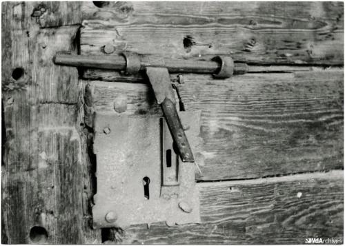 Ugo Torra, Chiavistello di casa rurale a Chamois, 1961, Negativo gelatina-bromuro su pellicola, CC BY-NC-SA