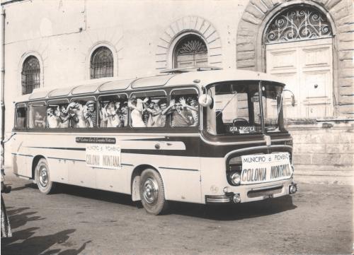 Celati Gino, Bambini sul bus in partenza per la colonia montana, 1968, CC BY-SA