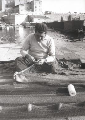 Favilli Romano, Un pescatore ripara la rete da pesca con 'a cucell', 1970, CC BY-SA