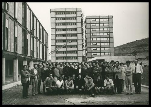 Lepri Pulvio, Studenti di architettura provenienti da atenei europei in visita al villaggio Diaccioni, 1975, CC BY-SA
