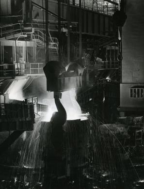 Lepri Pulvio, Stabilimento di Piombino: colata in siviera, 1970 circa, CC BY-SA