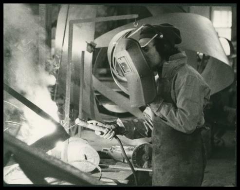 Chini Renzo, Stabilimento di Piombino: la scultrice Beverly Pepper, 1962, CC BY-SA