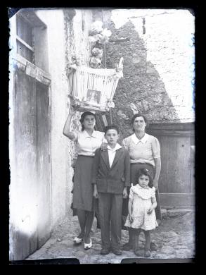 Antonio Loguercio, La famiglia della signora Virginia (a destra) con cinto devozionale in cera, 1950 circa, gelatina ai sali d' argento/ vetro, CC BY-NC-ND