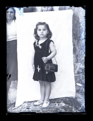 Antonio Loguercio, Ritratto di bambina con macchina fotografica, 1950 circa, gelatina ai sali d' argento/ vetro, CC BY-NC-ND