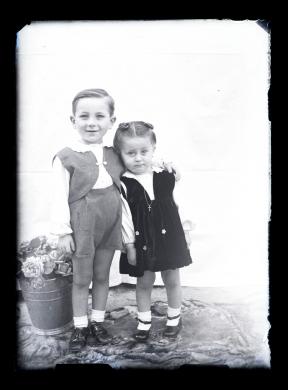 Antonio Loguercio, Giuseppe (1949)  e Rosa (1951)  Loguercio., 1953 circa, gelatina ai sali d' argento/ vetro, CC BY-NC-ND