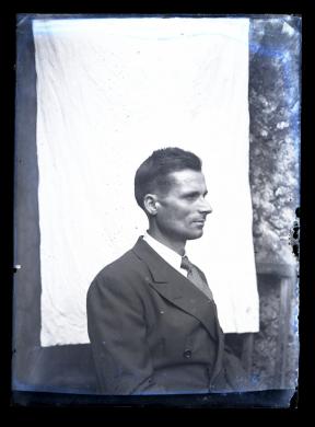 Antonio Loguercio, Ritratto di uomo di profilo, 1950 circa, gelatina ai sali d' argento/ vetro, CC BY-NC-ND
