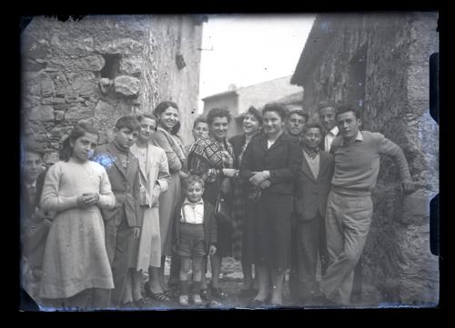 Antonio Loguercio, Gruppo di giovani tra le vie del paese, 1950 circa, gelatina ai sali d' argento/ vetro, CC BY-NC-ND