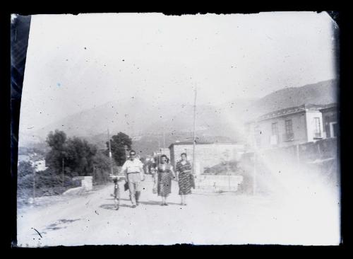 Antonio Loguercio, Paesaggio con gruppo a passeggio, 1950 circa, gelatina ai sali d' argento/ vetro, CC BY-NC-ND