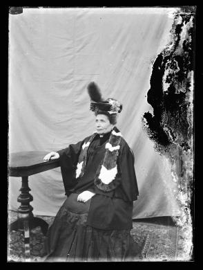 Anonimo, Ritratto di donna, 1910 circa, gelatina ai sali d'argento/ vetro, CC BY-NC-ND