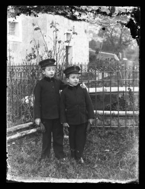 Anonimo, Bambini ritratto, 1910 circa, gelatina ai sali d'argento/ vetro, CC BY-NC-ND