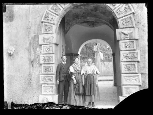 Anonimo, Ritratto in esterno, 1910 circa, gelatina ai sali d'argento/ vetro, CC BY-NC-ND