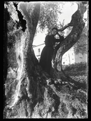 Anonimo, Evelina Romano, 1910 circa, gelatina ai sali d'argento/ vetro, CC BY-NC-ND