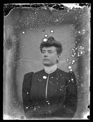 Anonimo, Ritratto di donna, 1910 circa, Gelatina ai sali d'argento/ vetro, CC BY-NC-ND